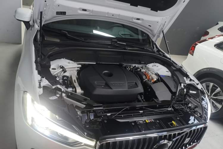 Used Volvo XC60 New Energy 2023 T8 Plug-in Hybrid Long-Range All-Wheel Drive Smart Luxury Edition Engine Bay