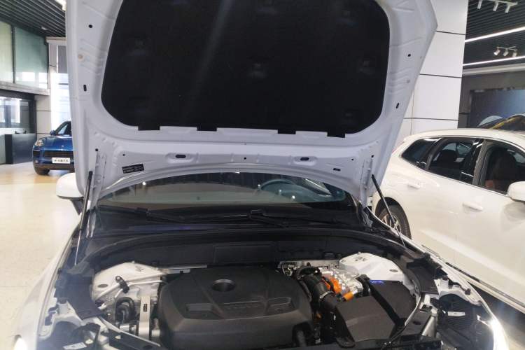 Used Volvo XC60 New Energy 2023 T8 Plug-in Hybrid Long-Range All-Wheel Drive Smart Luxury Edition Engine Bay