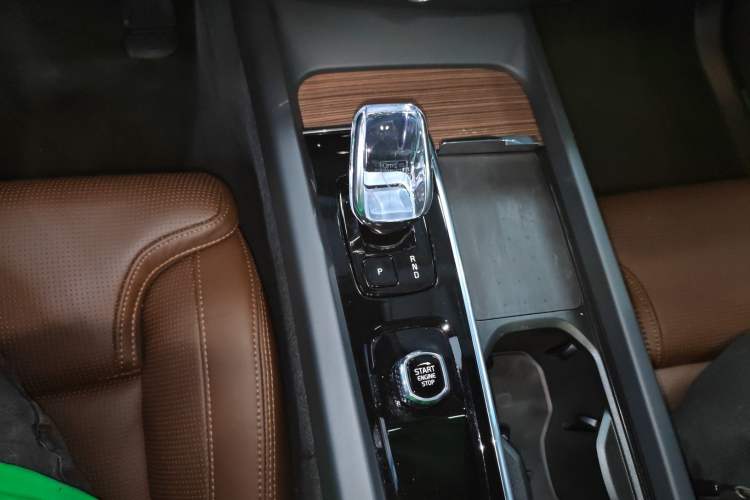 Used Volvo XC60 New Energy 2023 T8 Plug-in Hybrid Long-Range All-Wheel Drive Intelligent Luxury and Enjoyment Edition Gear Lever