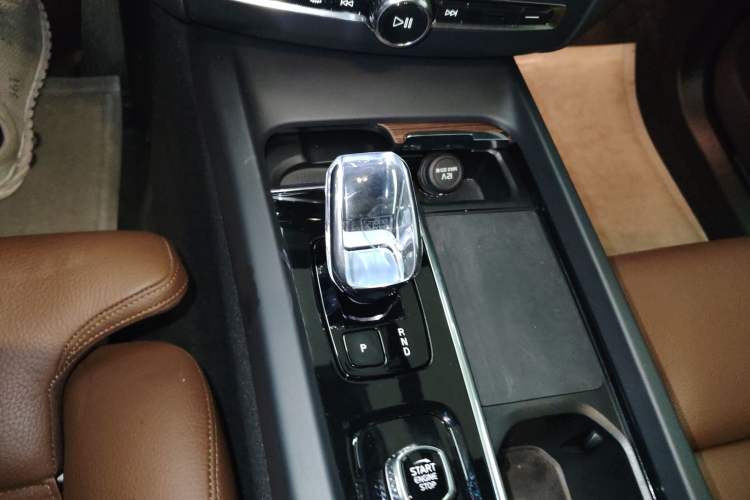 Used Volvo XC60 New Energy 2023 T8 Plug-in Hybrid Long-Range All-Wheel Drive Smart & Luxurious Enjoyment Edition Gear Lever