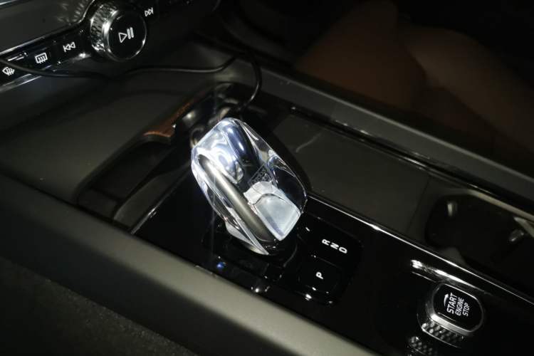Used Volvo XC60 New Energy 2023 T8 Plug-in Hybrid Long-Range All-Wheel Drive Smart Luxury Edition Gear Lever