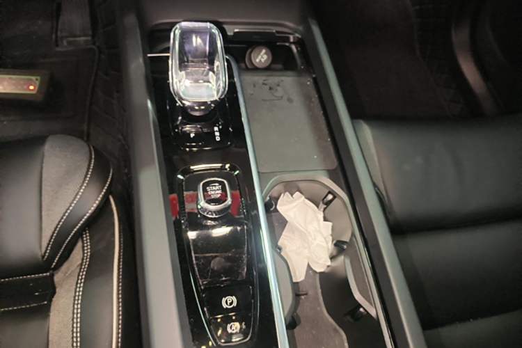 Used Volvo XC60 New Energy 2023 T8 Plug-in Hybrid Long-Range All-Wheel Drive Smart & Sporty Version Gear Lever