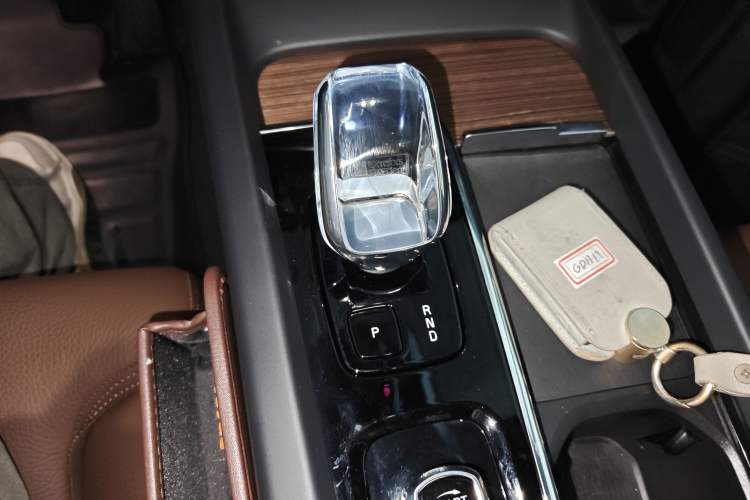 Used Volvo XC60 New Energy 2023 T8 Plug-in Hybrid Long-Range All-Wheel Drive Smart Luxury Edition Gear Lever
