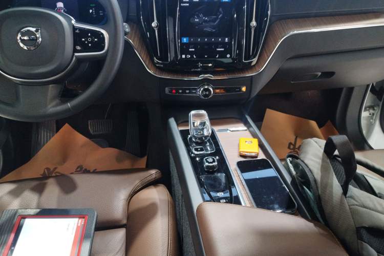 Used Volvo XC60 New Energy 2023 T8 Plug-in Hybrid Long-Range All-Wheel Drive Smart Luxury Edition Gear Lever
