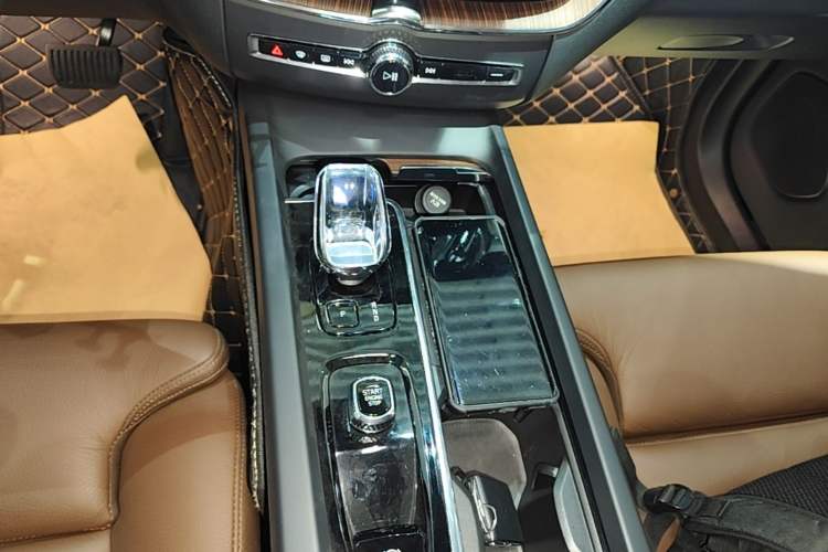 Used Volvo XC60 New Energy 2023 T8 Plug-in Hybrid Long-Range All-Wheel Drive Smart Luxury Edition Gear Lever