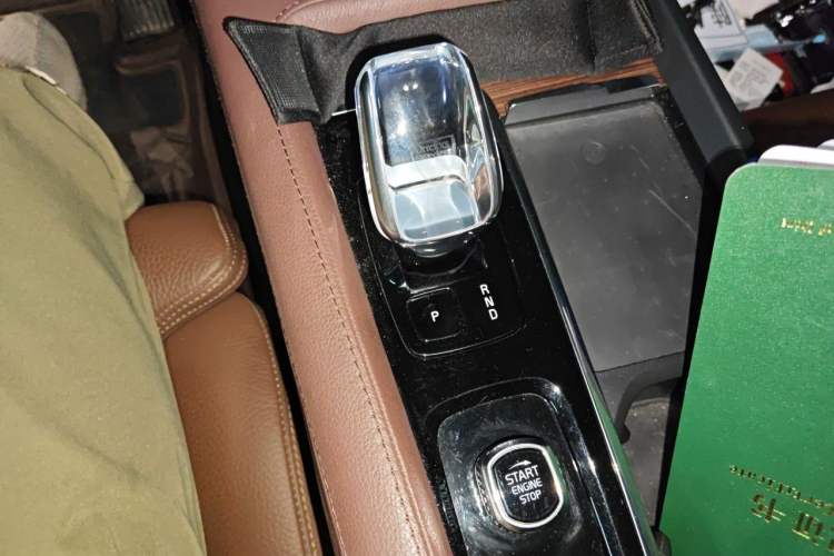 Used Volvo XC60 New Energy 2023 T8 Plug-in Hybrid Long-Range All-Wheel Drive Smart & Dynamic Enjoyment Edition Gear Lever