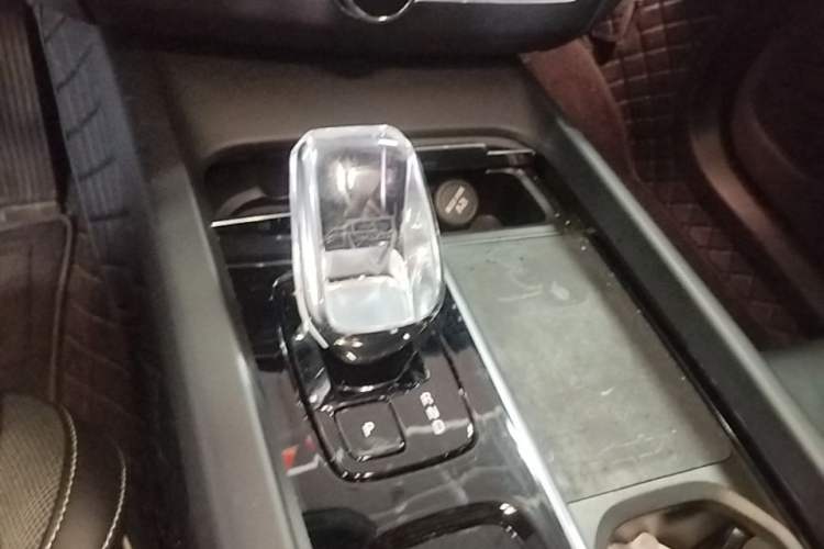 Used Volvo XC60 New Energy 2023 T8 Plug-in Hybrid Long-Range All-Wheel Drive Smart & Sporty Version Gear Lever
