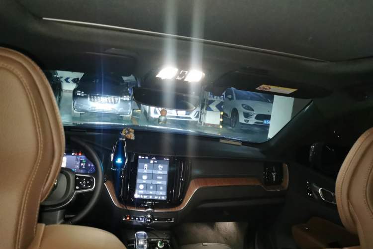 Used Volvo XC60 New Energy 2023 T8 Plug-in Hybrid Long-Range All-Wheel Drive Smart Luxury Edition Headliner