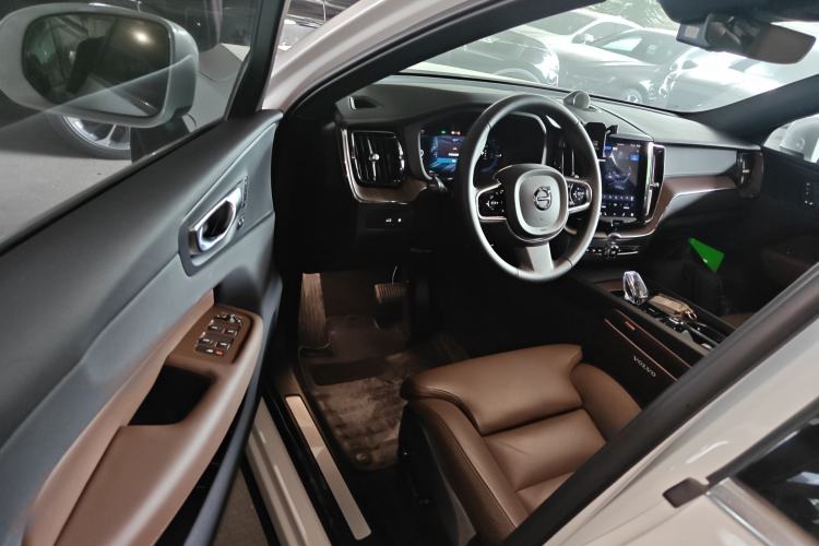 Used Volvo XC60 New Energy 2023 T8 Plug-in Hybrid Long-Range All-Wheel Drive Smart Luxury Edition Interior 3