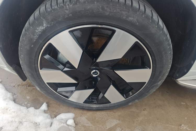 Used Volvo XC60 New Energy 2023 T8 Plug-in Hybrid Long-Range All-Wheel Drive Smart Luxury Edition Left Front Wheel Hub