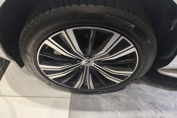 Used Volvo XC60 New Energy 2023 T8 Plug-in Hybrid Long-Range All-Wheel Drive Smart Luxury Edition Left Front Wheel Hub