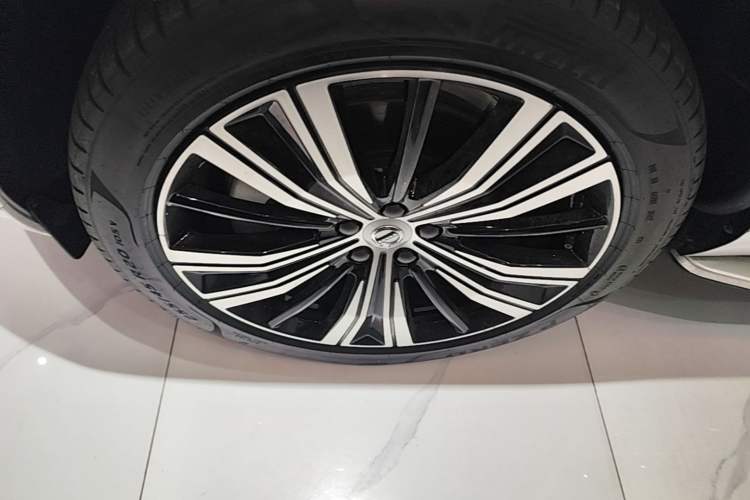Used Volvo XC60 New Energy 2023 T8 Plug-in Hybrid Long-Range All-Wheel Drive Smart Luxury Edition Left Front Wheel Hub