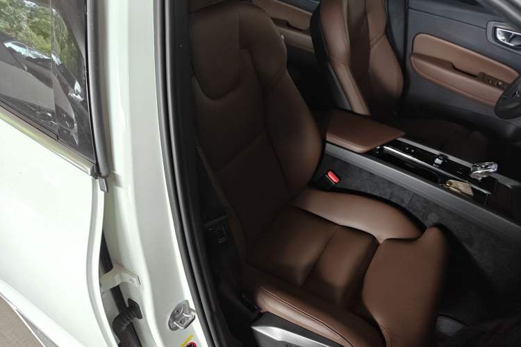 Used Volvo XC60 New Energy 2023 T8 Plug-in Hybrid Long-Range All-Wheel Drive Smart Luxury Edition Right Front Seat