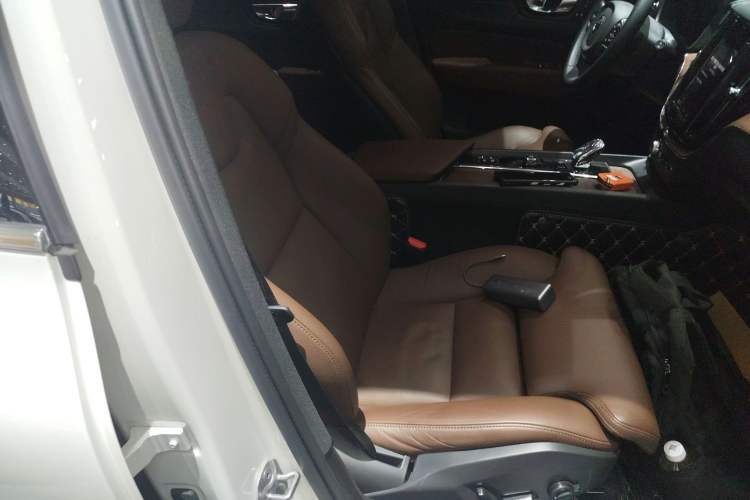 Used Volvo XC60 New Energy 2023 T8 Plug-in Hybrid Long-Range All-Wheel Drive Smart Luxury Edition Right Front Seat