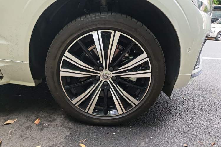 Used Volvo XC60 New Energy 2023 T8 Plug-in Hybrid Long-Range All-Wheel Drive Smart Luxury Edition Right Front Wheel Hub