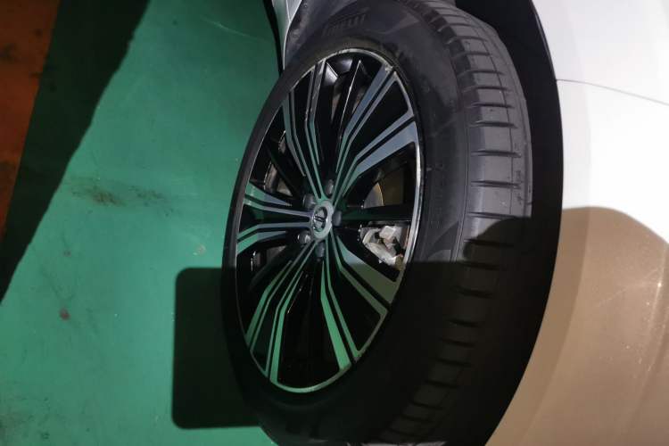 Used Volvo XC60 New Energy 2023 T8 Plug-in Hybrid Long-Range All-Wheel Drive Smart Luxury Edition Right Front Wheel Hub