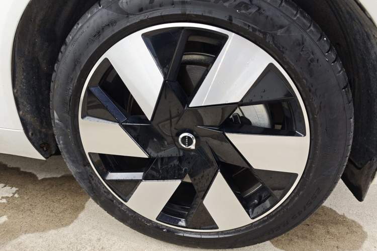 Used Volvo XC60 New Energy 2023 T8 Plug-in Hybrid Long-Range All-Wheel Drive Intelligent Luxury and Enjoyment Edition Right Front Wheel Hub