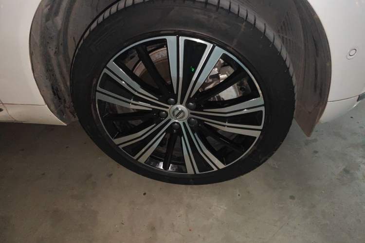 Used Volvo XC60 New Energy 2023 T8 Plug-in Hybrid Long-Range All-Wheel Drive Smart & Dynamic Enjoyment Edition Right Front Wheel Hub