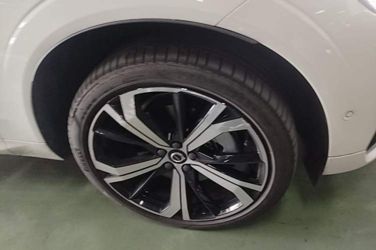 Used Volvo XC60 New Energy 2023 T8 Plug-in Hybrid Long-Range All-Wheel Drive Smart & Sporty Version Right Front Wheel Hub