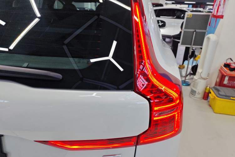 Used Volvo XC60 New Energy 2023 T8 Plug-in Hybrid Long-Range All-Wheel Drive Intelligent Luxury and Enjoyment Edition Right Rear Taillight