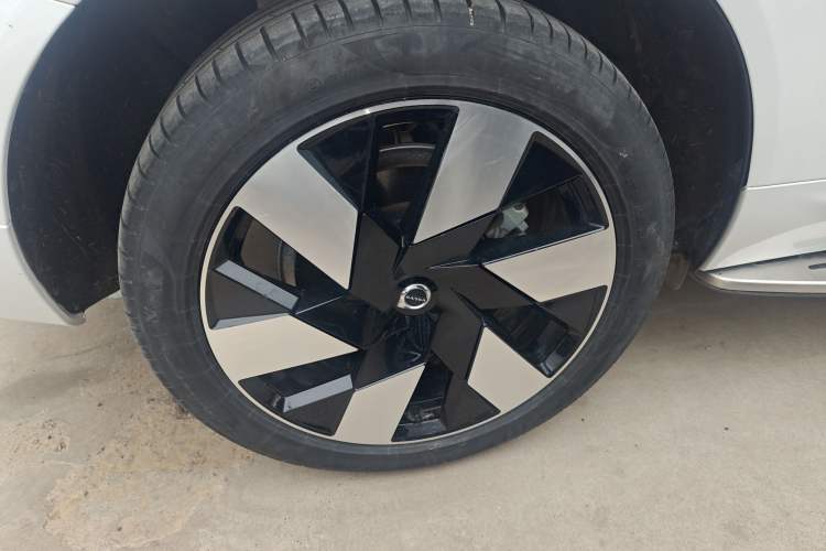 Used Volvo XC60 New Energy 2023 T8 Plug-in Hybrid Long-Range All-Wheel Drive Smart Luxury Edition Right Rear Wheel Hub