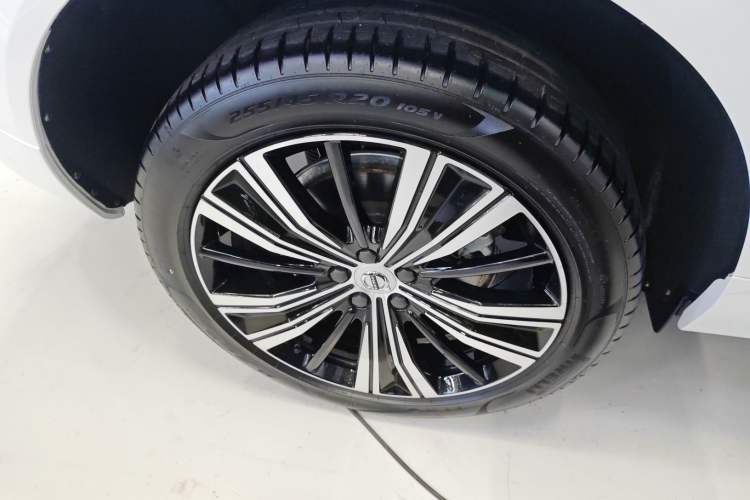 Used Volvo XC60 New Energy 2023 T8 Plug-in Hybrid Long-Range All-Wheel Drive Intelligent Luxury and Enjoyment Edition Right Rear Wheel Hub