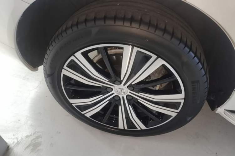 Used Volvo XC60 New Energy 2023 T8 Plug-in Hybrid Long-Range All-Wheel Drive Smart Luxury Edition Right Rear Wheel Hub