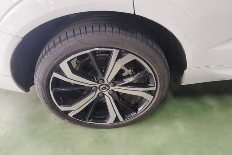 Used Volvo XC60 New Energy 2023 T8 Plug-in Hybrid Long-Range All-Wheel Drive Smart & Sporty Version Right Rear Wheel Hub