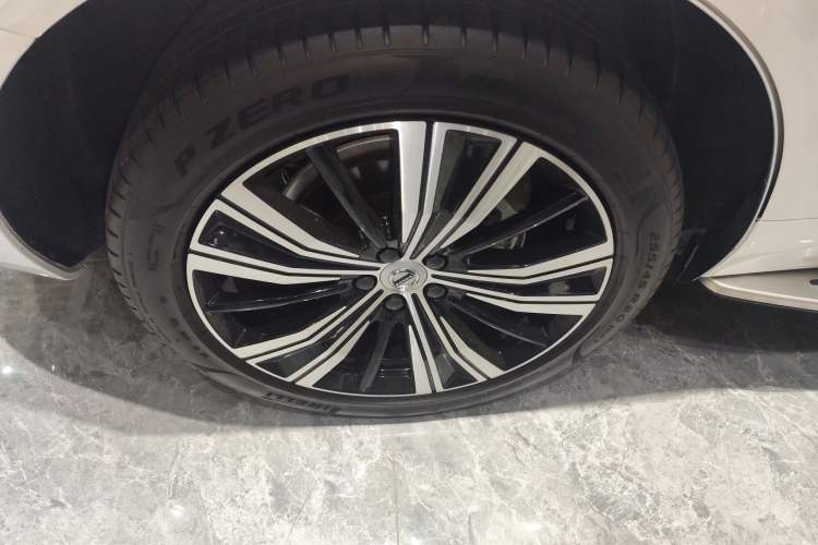 Used Volvo XC60 New Energy 2023 T8 Plug-in Hybrid Long-Range All-Wheel Drive Smart Luxury Edition Right Rear Wheel Hub
