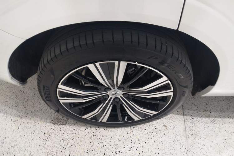 Used Volvo XC60 New Energy 2023 T8 Plug-in Hybrid Long-Range All-Wheel Drive Smart Luxury Edition Right Rear Wheel Hub