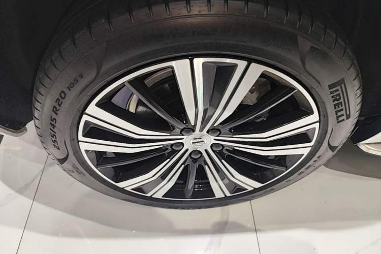 Used Volvo XC60 New Energy 2023 T8 Plug-in Hybrid Long-Range All-Wheel Drive Smart Luxury Edition Right Rear Wheel Hub
