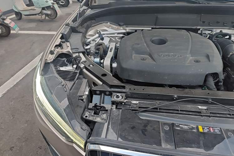 Used Volvo XC60 New Energy 2023 T8 Plug-in Hybrid Long-Range All-Wheel Drive Smart Luxury Edition Engine Bay Right