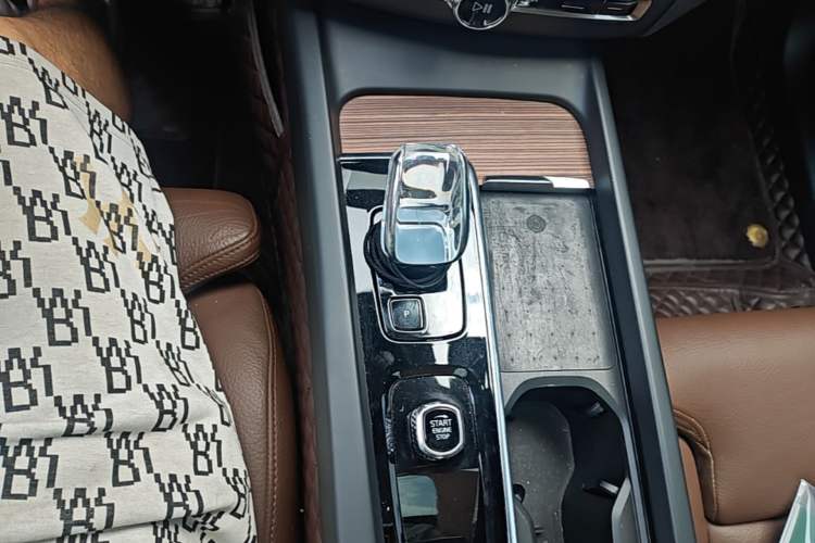 Used Volvo XC60 New Energy 2023 T8 Plug-in Hybrid Long-Range All-Wheel Drive Smart Luxury Edition Gear Lever
