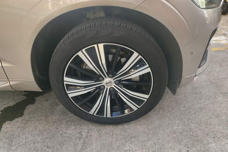Used Volvo XC60 New Energy 2023 T8 Plug-in Hybrid Long-Range All-Wheel Drive Smart Luxury Edition Right Front Wheel Hub