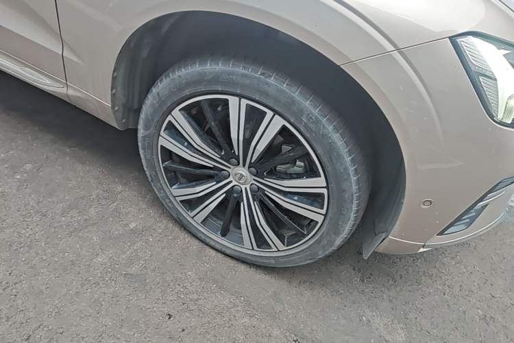 Used Volvo XC60 New Energy 2023 T8 Plug-in Hybrid Long-Range All-Wheel Drive Smart Luxury Edition Right Front Wheel Hub