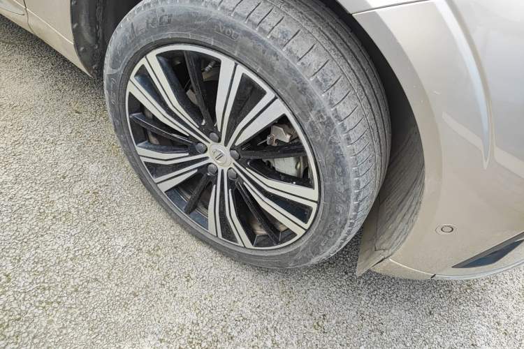 Used Volvo XC60 New Energy 2023 T8 Plug-in Hybrid Long-Range All-Wheel Drive Smart Luxury Edition Right Front Wheel Hub