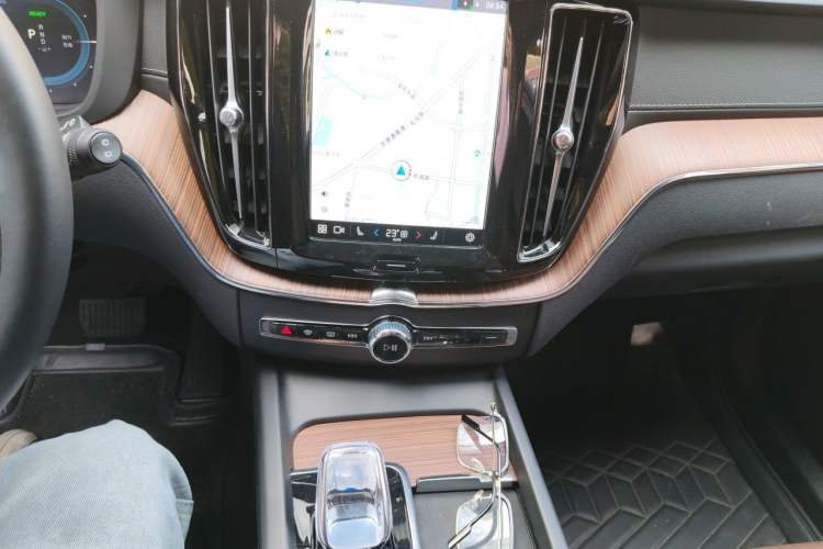 Used Volvo XC60 New Energy 2024 T8 Plug-in Hybrid Long-Range All-Wheel Drive Smart Luxury Edition Audio And AC Panel