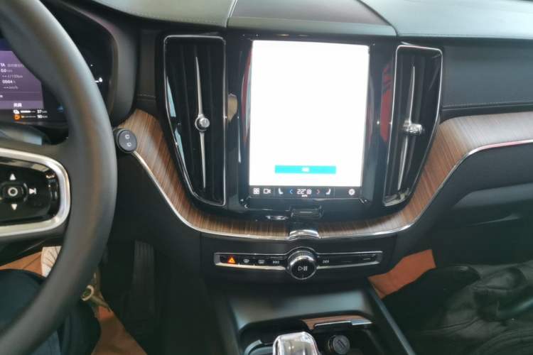 Used Volvo XC60 New Energy 2024 T8 Plug-in Hybrid Long-Range All-Wheel Drive Smart Luxury Edition Audio And AC Panel