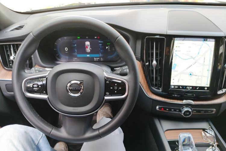 Used Volvo XC60 New Energy 2024 T8 Plug-in Hybrid Long-Range All-Wheel Drive Smart Luxury Edition Center Console