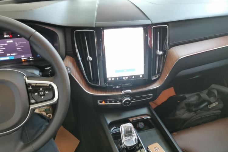 Used Volvo XC60 New Energy 2024 T8 Plug-in Hybrid Long-Range All-Wheel Drive Smart Luxury Edition Center Console