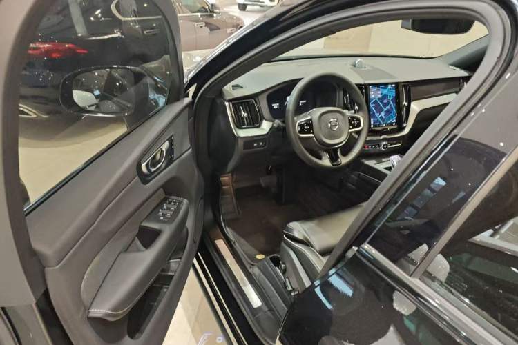 Used Volvo XC60 New Energy 2024 T8 Plug-in Hybrid Long-Range All-Wheel Drive Zhiyuan Polar Night Edition Driver Seat