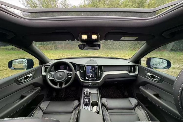 Used Volvo XC60 New Energy 2024 T8 Plug-in Hybrid Long-Range All-Wheel Drive Zhiyuan Polar Night Edition Exterior 5