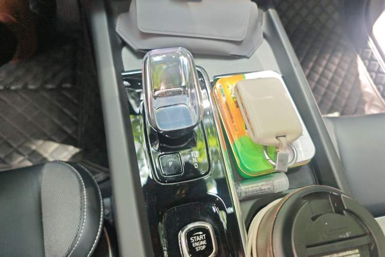 Used Volvo XC60 New Energy 2024 T8 Plug-in Hybrid Long-Range All-Wheel Drive Zhiyuan Polar Night Edition Gear Lever