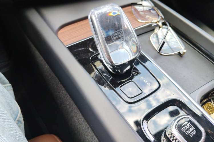 Used Volvo XC60 New Energy 2024 T8 Plug-in Hybrid Long-Range All-Wheel Drive Smart Luxury Edition Gear Lever