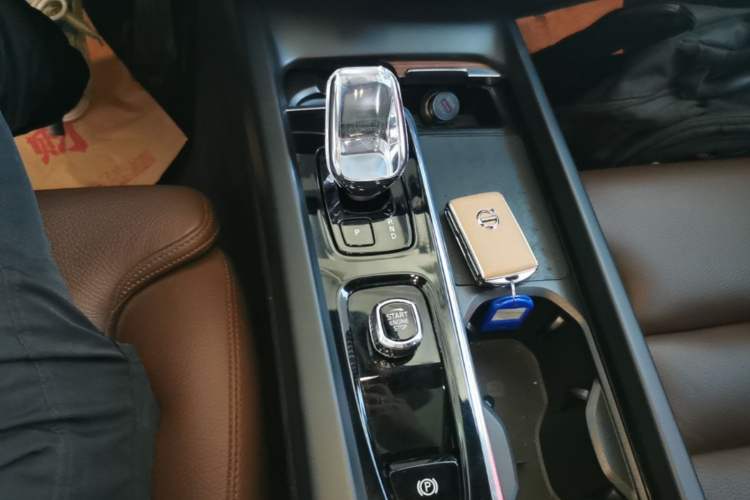 Used Volvo XC60 New Energy 2024 T8 Plug-in Hybrid Long-Range All-Wheel Drive Smart Luxury Edition Gear Lever