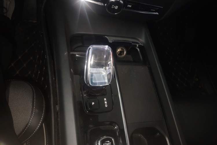 Used Volvo XC60 New Energy 2024 T8 Plug-in Hybrid Long-Range All-Wheel Drive Zhiyuan Polar Night Edition Gear Lever