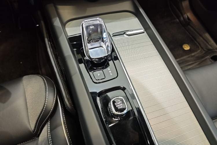 Used Volvo XC60 New Energy 2024 T8 Plug-in Hybrid Long-Range All-Wheel Drive Zhiyuan Polar Night Edition Gear Lever