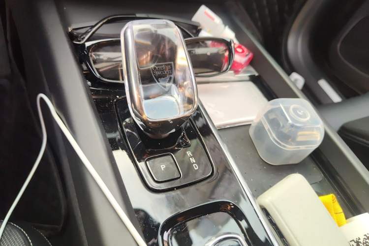 Used Volvo XC60 New Energy 2024 T8 Plug-in Hybrid Long-Range All-Wheel Drive Zhiyuan Polar Night Edition Gear Lever