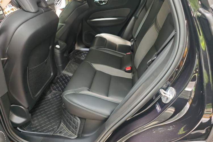 Used Volvo XC60 New Energy 2024 T8 Plug-in Hybrid Long-Range All-Wheel Drive Zhiyuan Polar Night Edition Left Rear Seat