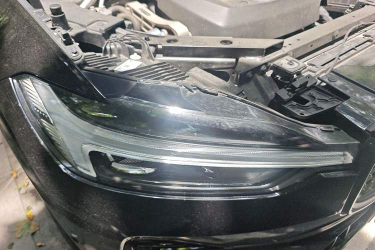 Used Volvo XC60 New Energy 2024 T8 Plug-in Hybrid Long-Range All-Wheel Drive Zhiyuan Polar Night Edition Right Front Headlight